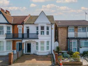 a row of houses in a residential neighborhood at Southend Luxe Retreat in Southend-on-Sea