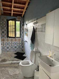 Et badeværelse på Villa Suhodol + 6 billeder