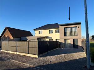 a house with a fence in front of it at La villa les Bermudes in Wasnes-au-Bac