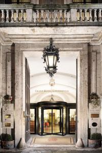 uma entrada para um edifício com um lustre em Grand Hotel Continental Siena - Starhotels Collezione em Siena