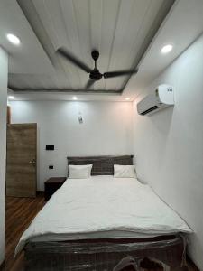 una camera da letto con un letto e un ventilatore a soffitto di Hotel The Dream Inn a Faridabad