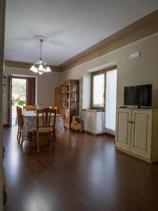 TV a/nebo společenská místnost v ubytování Casa Vacanze Ariano Irpino
