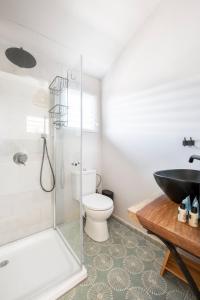 une salle de bain avec une douche, des toilettes et un lavabo dans l'établissement בקתת המפל, à Eli Ad 9 autres photos