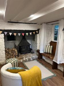 Posezení v ubytování Thatched Cottage 2 Bed 2 Bath in Stour Provost near Shaftesbury and Longleat