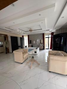 TV a/nebo společenská místnost v ubytování LUXE VILLA à KICUKIRO KIGALI RWANDA