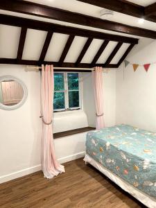 Postel nebo postele na pokoji v ubytování Thatched Cottage 2 Bed 2 Bath in Stour Provost near Shaftesbury and Longleat