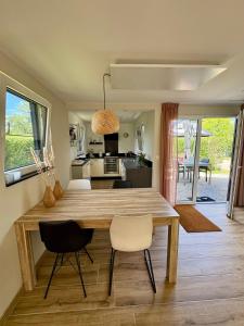 Fotografie z fotogalerie ubytování Oosterschelde Lodge met veel privacy en dicht bij het water v destinaci Scherpenisse
