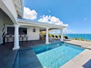 Πισίνα στο ή κοντά στο Villa d'Happy Bay - Panoramic View of Caribbean and sunsets