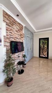 TV a/nebo společenská místnost v ubytování дом в Махинджаури