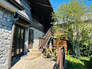 un patio con tavolo e sedie all'esterno di un edificio di Casa Ana a Dragoslavele Altre 23 foto