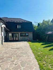 una casa con un sentiero in pietra davanti di Casa Ana a Dragoslavele