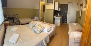 a small room with two beds and a kitchen at Willa Arletta pokoje i strefa SPA in Jastrzębia Góra