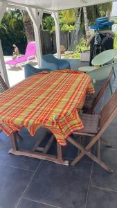 un tavolo e sedie con una coperta sopra di Studio piscine centre Gosier a Le Gosier