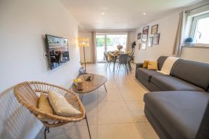 a living room with a couch and a table at Logement "Le Vôl des cigognes" in Baldenheim