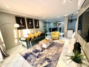un salon avec un canapé et une table dans l'établissement The Chapel Luxury Apartments 2, à Johannesbourg