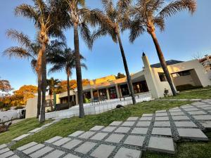 un bâtiment avec des palmiers devant dans l'établissement The Chapel Luxury Apartments 2, à Johannesbourg