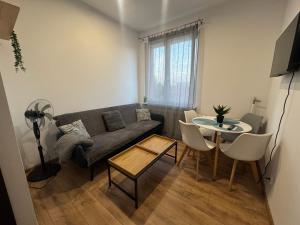 un soggiorno con un divano e un tavolo di ApartmentsByMatyrafa-IX a Tarnowskie Góry