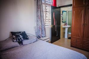 una camera con un letto, una finestra e un lavandino di Villa camomilla a Trou aux Biches Altre 6 foto