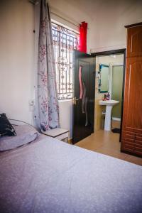 una camera con un letto, una porta e una finestra di Villa camomilla a Trou aux Biches