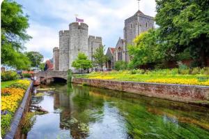 カンタベリーにあるChic 3 Bedroom Flat in Canterbury with Cathedral Viewsの川の前にある古城