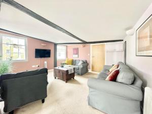 カンタベリーにあるChic 3 Bedroom Flat in Canterbury with Cathedral Viewsのソファ2つとテレビのあるリビングルーム