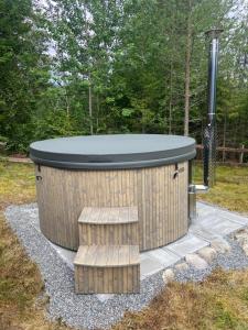 una vasca idromassaggio con due panchine in un cortile di Det er en fantastisk og romslig hytte i Slemdalen, Nordre Osen! a Åmot