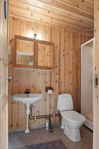 un bagno con un water e un lavandino di Det er en fantastisk og romslig hytte i Slemdalen, Nordre Osen! a Åmot