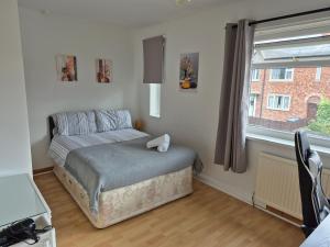 a bedroom with a bed and a window at private room with shared bathroom 20 minutes walk to Durham centre in Gilesgate