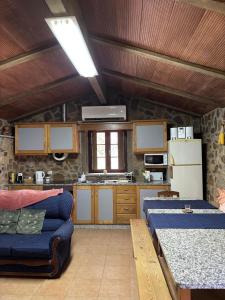 una cucina con un divano e un tavolo in una stanza di Casa Cabeço do Barragão a Fundão Altre 32 foto