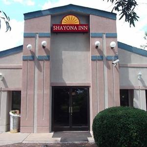 un edificio con un cartello che legge "Shawarma inn" di Shayona Inn - Eden a Eden