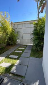 eine Auffahrt, die zu einer Garage mit einem Gebäude führt in der Unterkunft Apartamento Grande e Climatizado em Florianópolis in Florianópolis