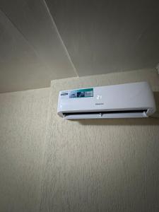 un lecteur DVD assis au-dessus d'une étagère dans l'établissement Prizren Nest, à Prizren 1 autre photo