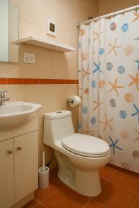 Un baño de Habitación cerca a la UPAO