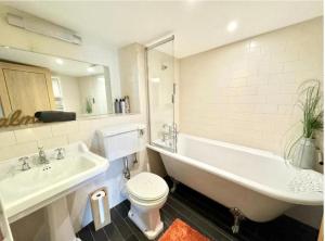 カンタベリーにあるChic 3 Bedroom Flat in Canterbury with Cathedral Viewsの浴槽、トイレ、洗面台を備えたバスルーム +22枚の写真