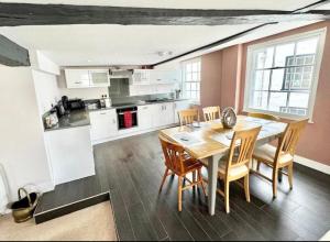 カンタベリーにあるChic 3 Bedroom Flat in Canterbury with Cathedral Viewsのテーブルと椅子のあるキッチンとダイニングルーム
