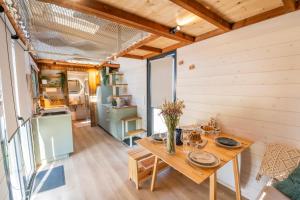 巴尔德内姆Tiny House des Cigognes的房间里有一张木桌的房间