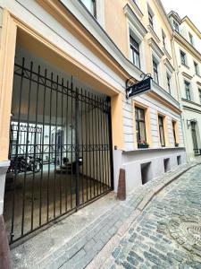 un cancello nero di fronte a un edificio di Wagner's refuge 4 a Riga