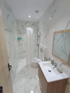 Bilik mandi di Modern and bright apartment +16 gambar