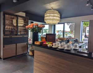 a bar with a vase of flowers on a counter at BULVAR boutique in Dziwnów