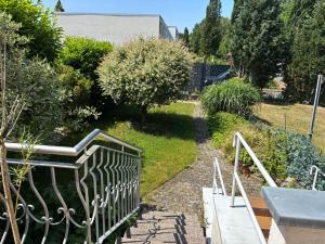 a garden with a gate and some bushes and trees at Privatzimmer im Reihenhaus nähe Flughafen Hannover Langenhagen in Hannover