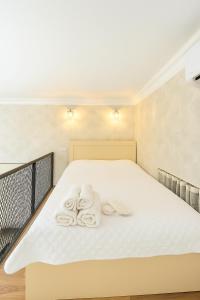 Un dormitorio con una cama con toallas. en Daisy Hotel Kutaisi, en Kutaisi