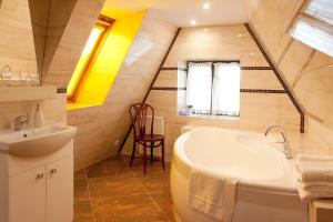 łazienka z umywalką i wanną w obiekcie Apartamenty Hotelu Pod Orłem w Toruniu +25 zdjęć