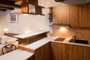 Kuchnia lub aneks kuchenny w obiekcie Apartamenty Hotelu Pod Orłem