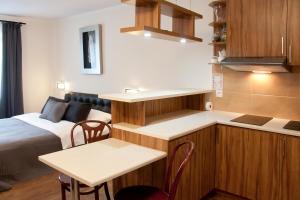 Kuchnia lub aneks kuchenny w obiekcie Apartamenty Hotelu Pod Orłem