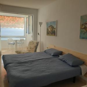 Katil atau katil-katil dalam bilik di Beautiful oceanfront studio with private parking