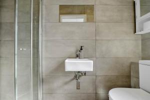 a bathroom with a sink and a shower at The Cozy Corner Apartment 1BR Free Parking in Bromley +19 photos