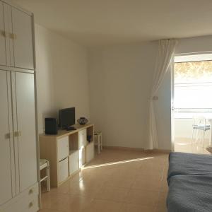 Televisyen dan/atau pusat hiburan di Beautiful oceanfront studio with private parking