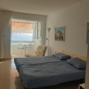 Katil atau katil-katil dalam bilik di Beautiful oceanfront studio with private parking +29 gambar