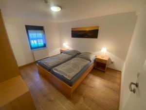 Un dormitorio con una cama y una ventana y una mesa. en Ferienwohnung Pintaske, en Stadt Wehlen