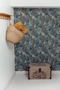 una stanza con una parete con carta da parati blu e bianca di Maison de campagne en Anjou a Cossé-dʼAnjou